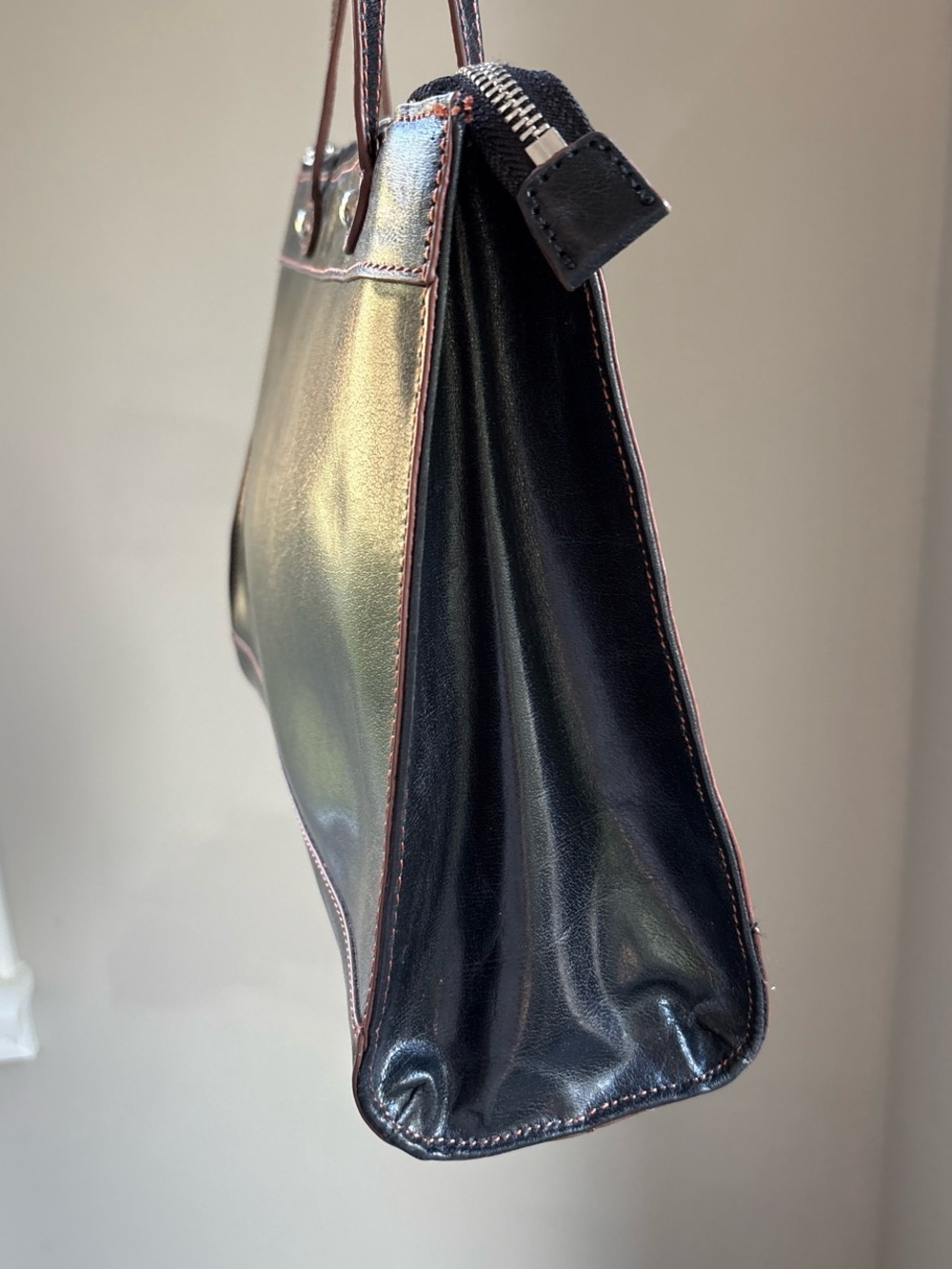 HOBO Black Leather Shoulder Bag Tote with Contrast Brown Stitching - Picture 4 of 8